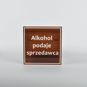 brązowa tabliczka informująca o podawaniu alkoholu w sklepie