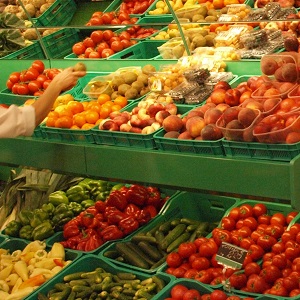 owoce i warzywa w skrzynkach plastikowych